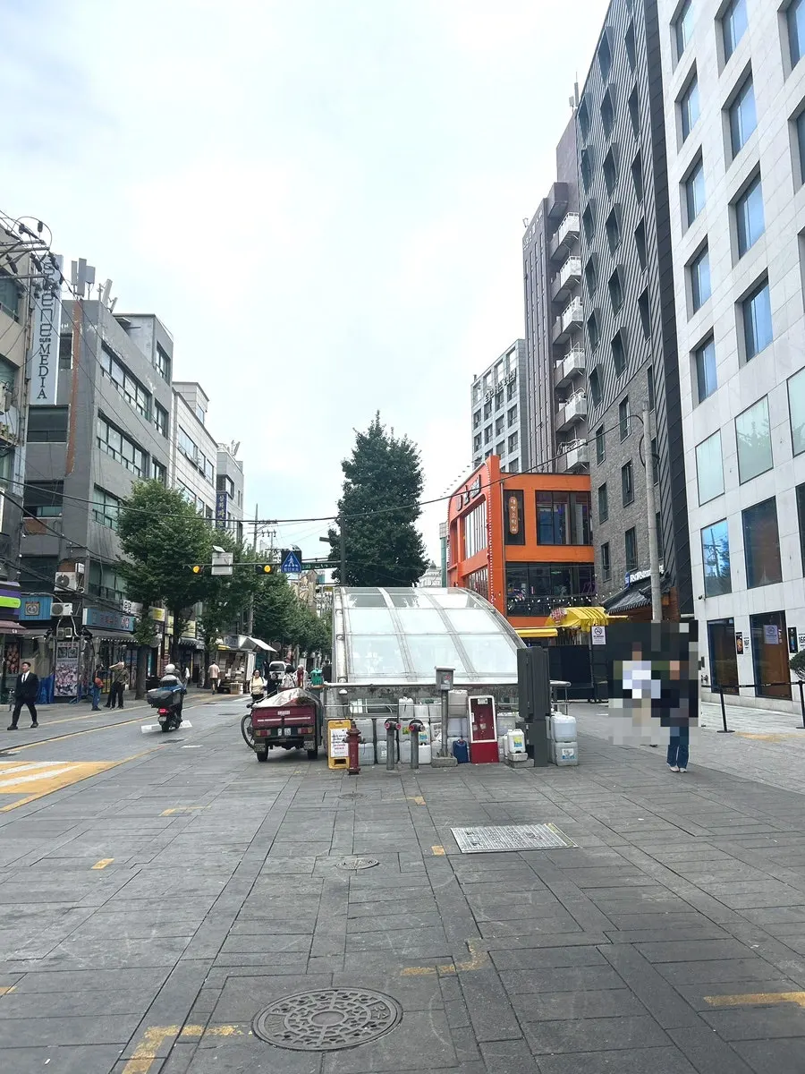 Backstreet Pizza sign in the Jongno alley atmosphere