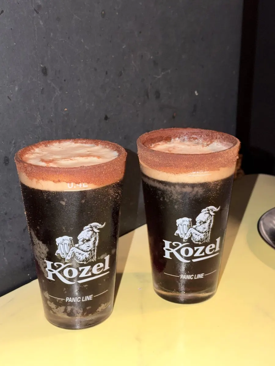 테이블에 놓인 코젤 다크 흑맥주 한 잔