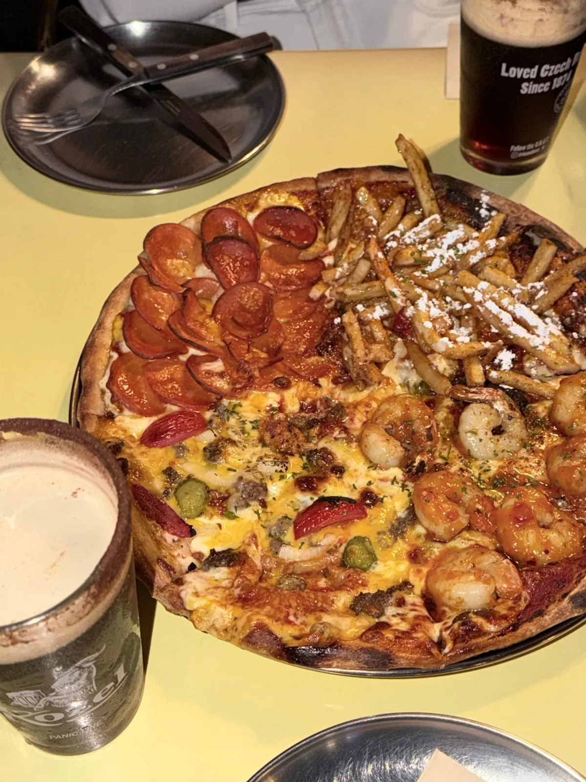 네 가지 맛이 담긴 콰트로 스트릿 레귤러 피자 한 판