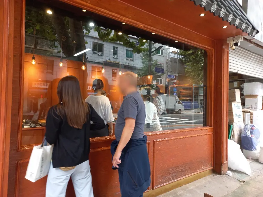 Munhwa Bakery storefront in Jongno 3-ga