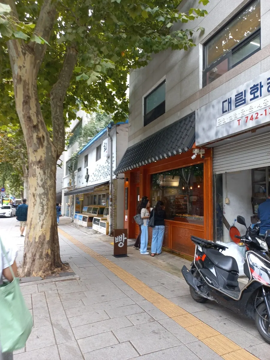Jongno 3-ga bakery popular with foreign visitors