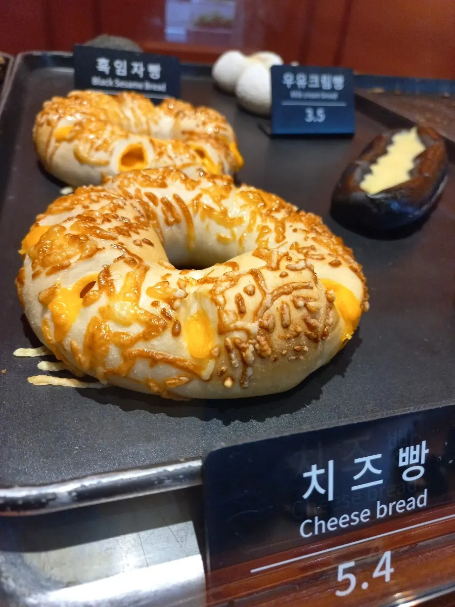 Munhwa Bakery's peanut bread and injeolmi bread