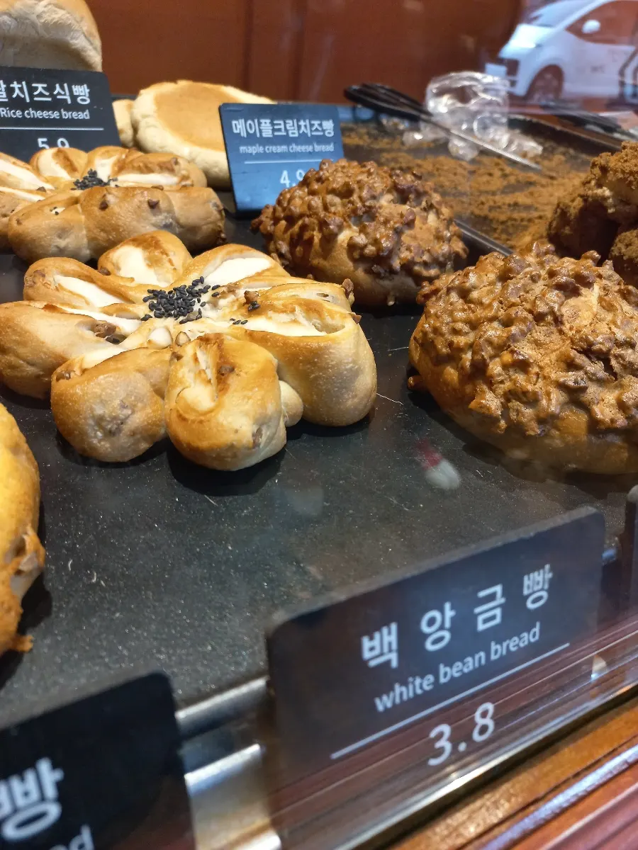 Black sesame bread and milk cream bread on display