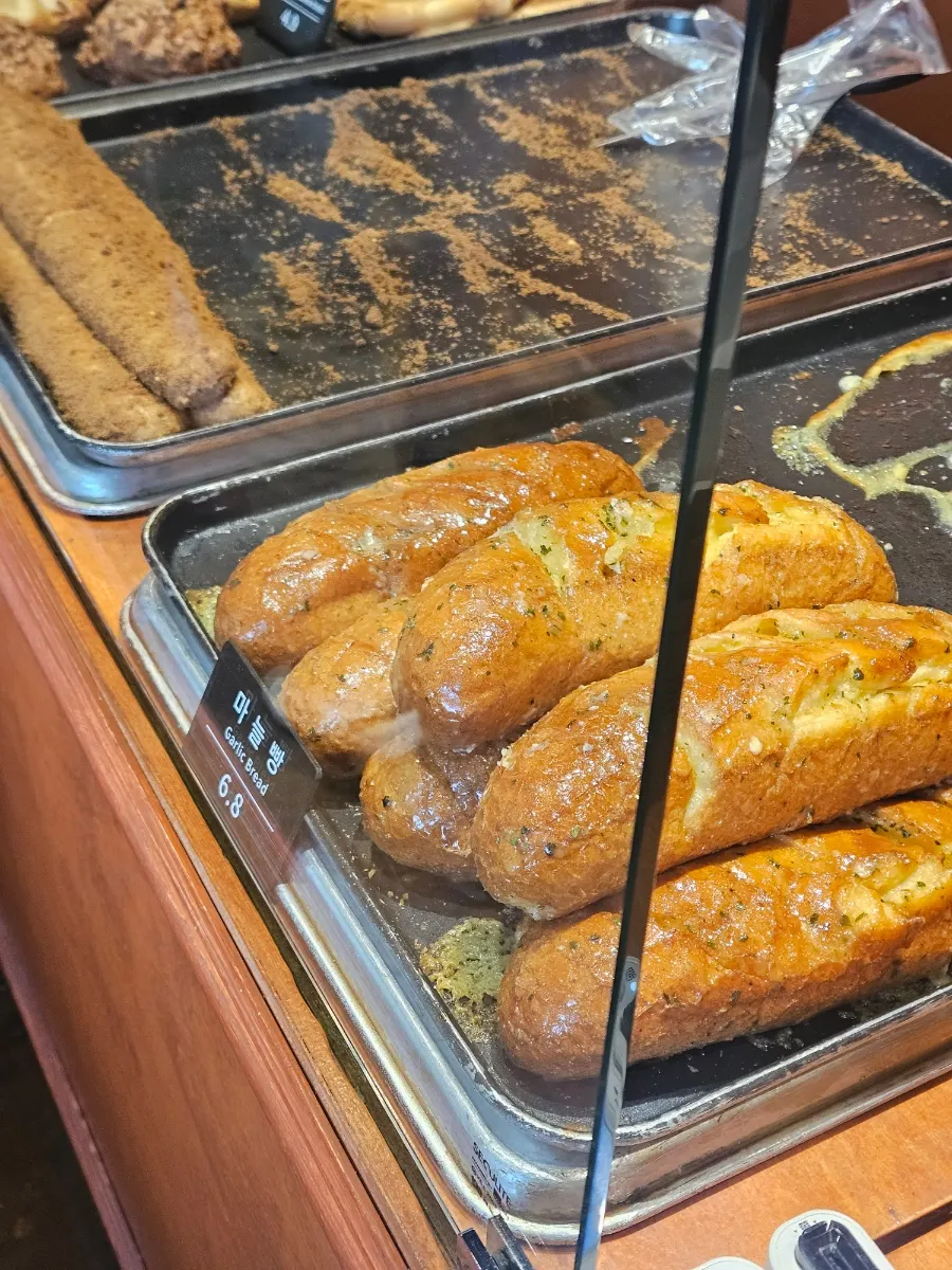 당일 생산 빵이 놓인 아담한 진열장