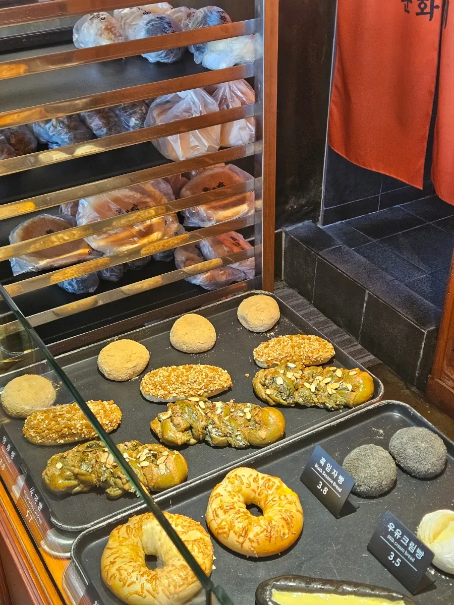 노릇하게 구워진 마늘빵 겉면