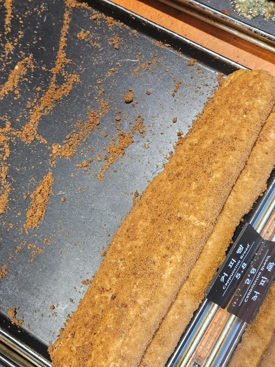 재방문해서 산 커피빵과 마늘빵