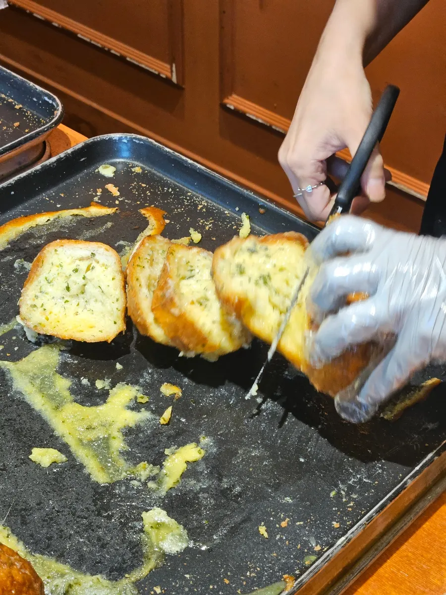 번갈아 먹은 마늘빵과 커피빵