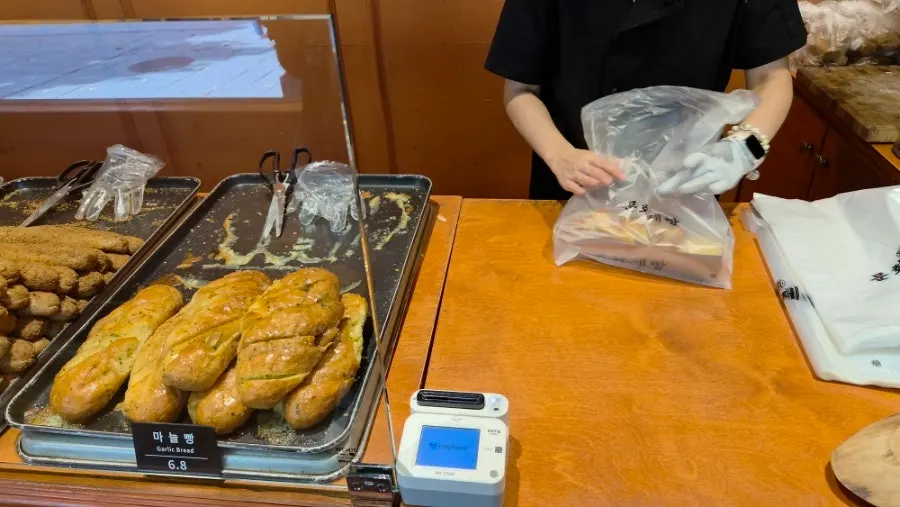 Munhwa Bakery bread taken out to eat by Cheonggyecheon stream
