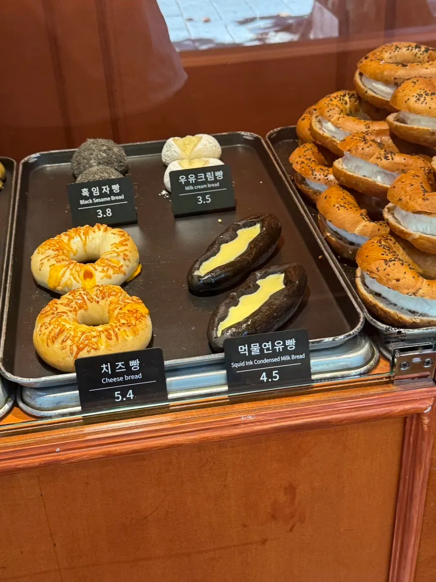 Butter-scented entrance to Munhwa Bakery
