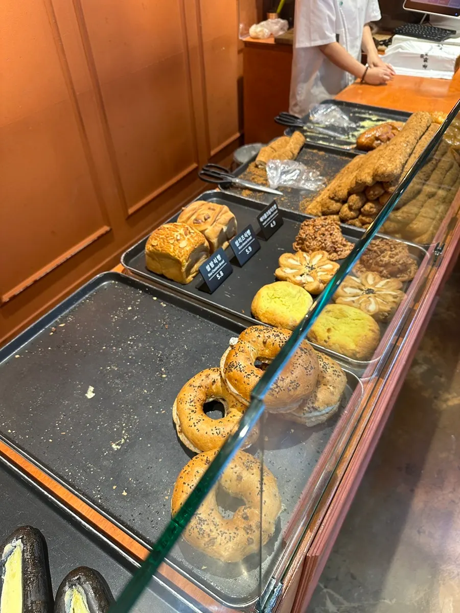 Display shelf and counter with packaged bread
