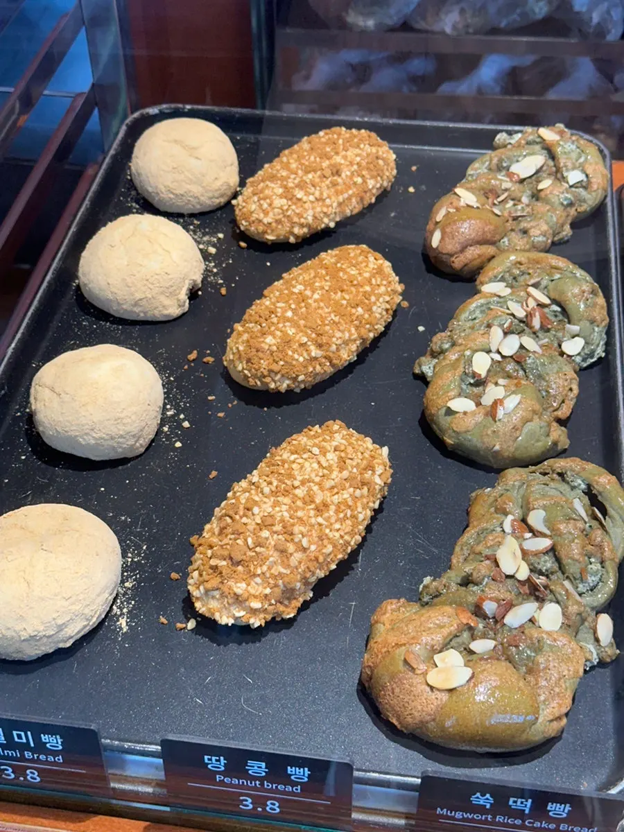 Black sesame bread, milk cream bread, cheese bread, and squid ink milk bread on display