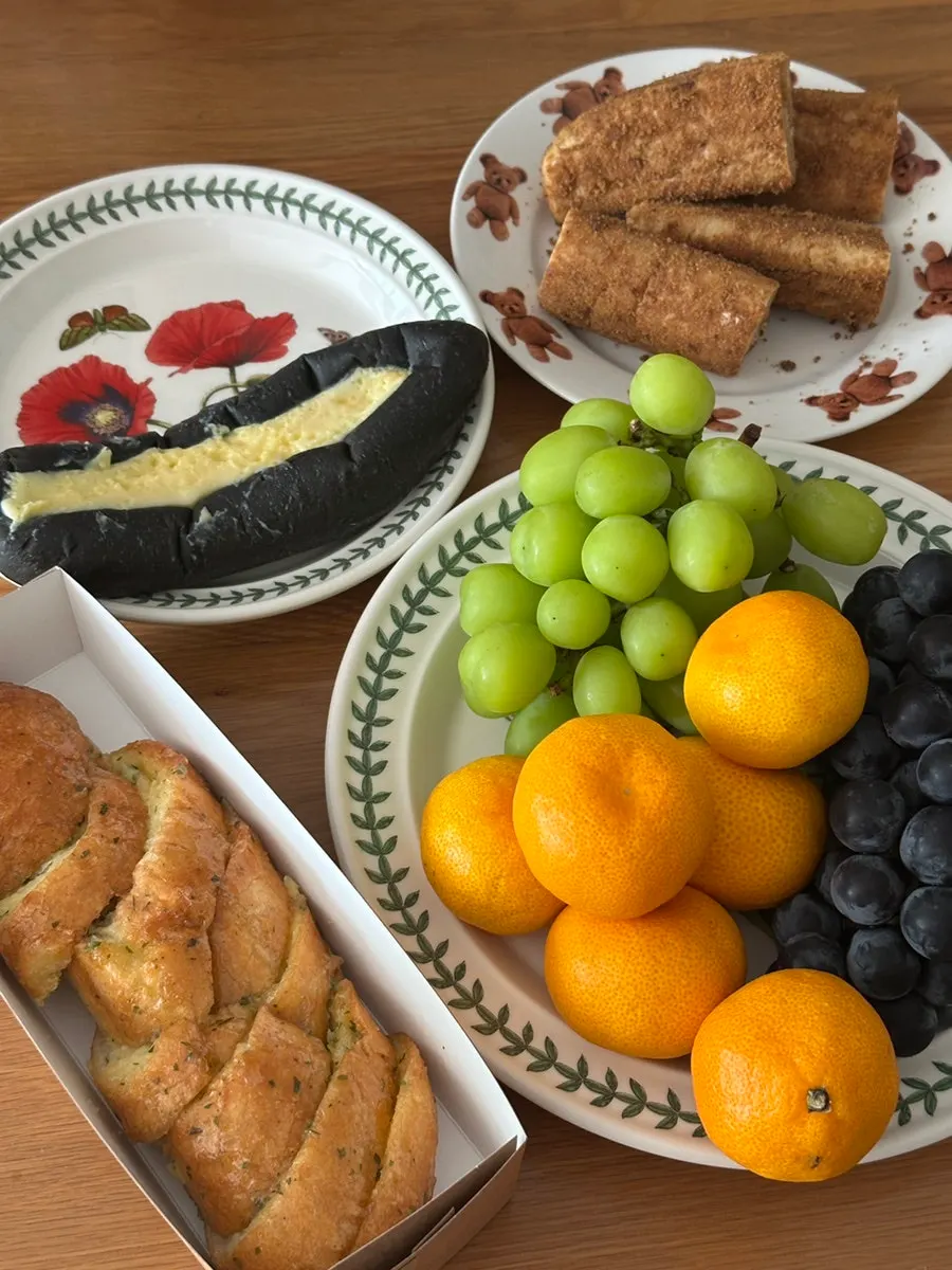 Bread served with fruit at the housewarming table