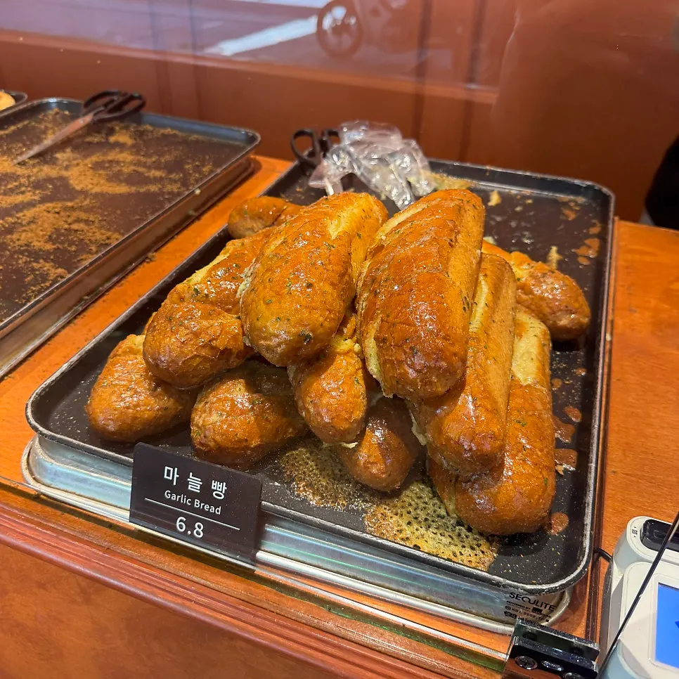 Types of bread browsed at Munhwa Bakery