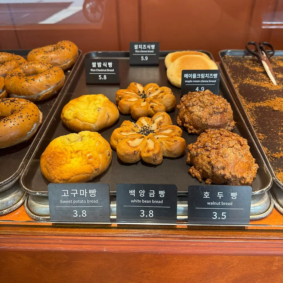Breads inside Munhwa Bakery