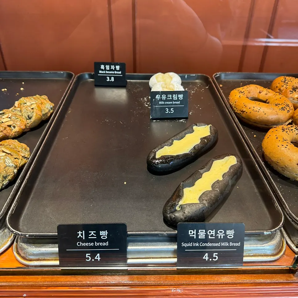 Munhwa Bakery bread display