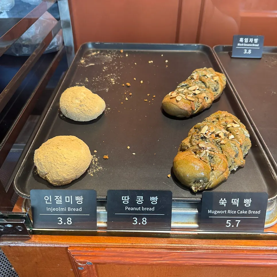 Breads available at Munhwa Bakery