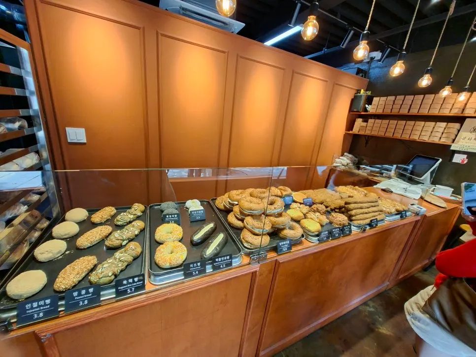 Exterior view of Munhwa Bakery in Jongno 3-ga