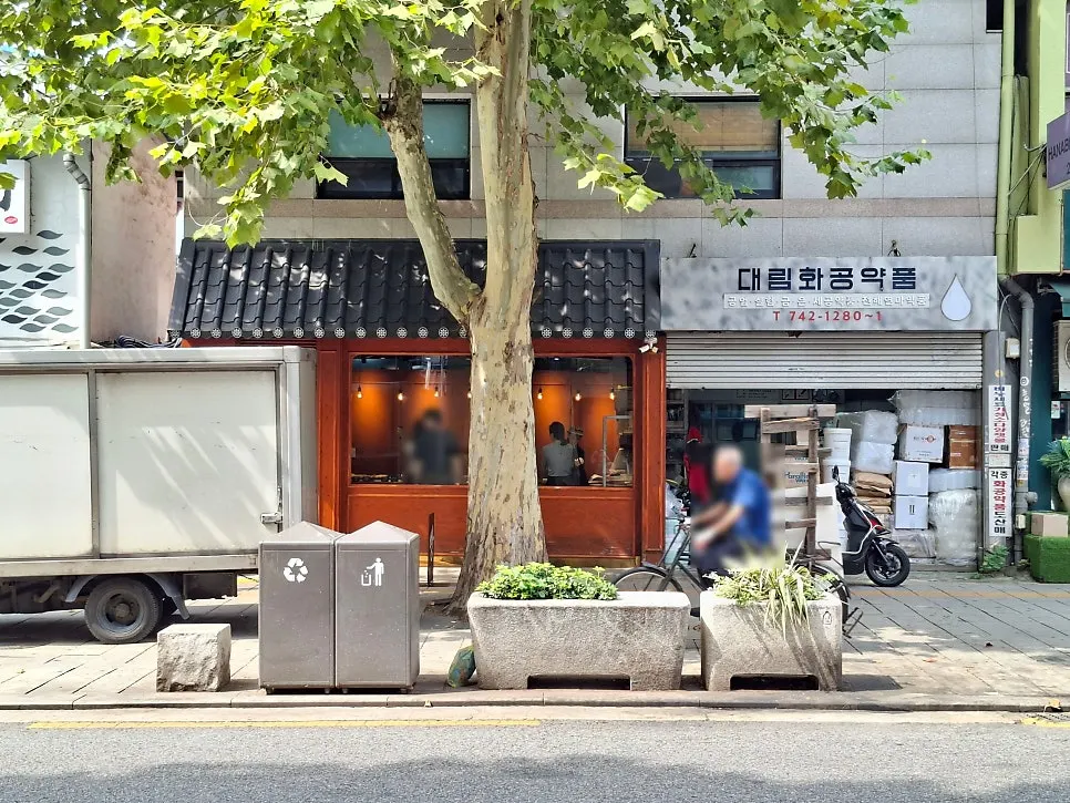 Line forming outside Munhwa Bakery before opening