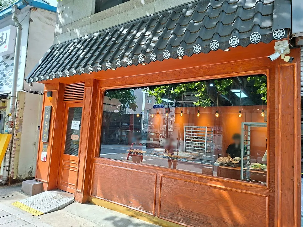 Customers waiting in front of the Munhwa Bakery entrance