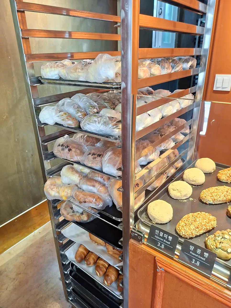 Small entrance of Munhwa Bakery near Jongno 3-ga Station