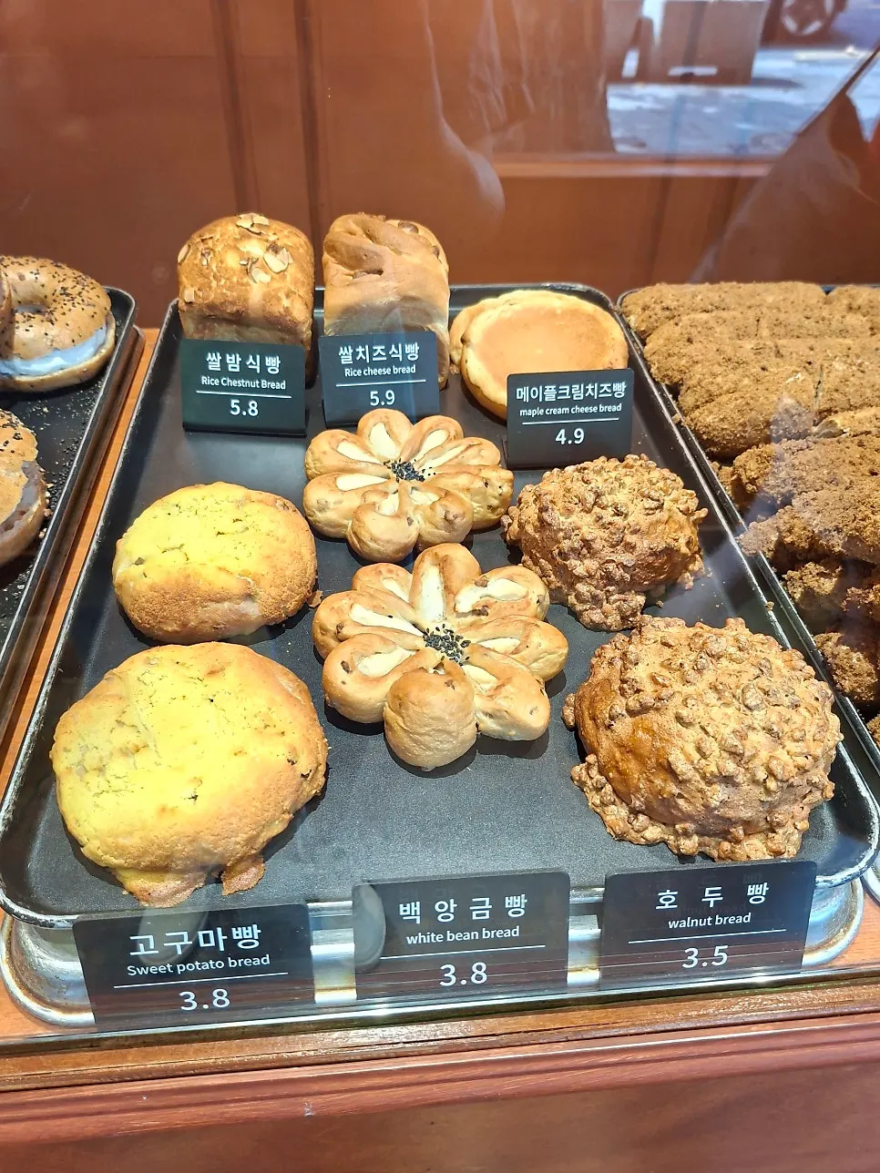 Rice chestnut loaf and other loaf breads displayed