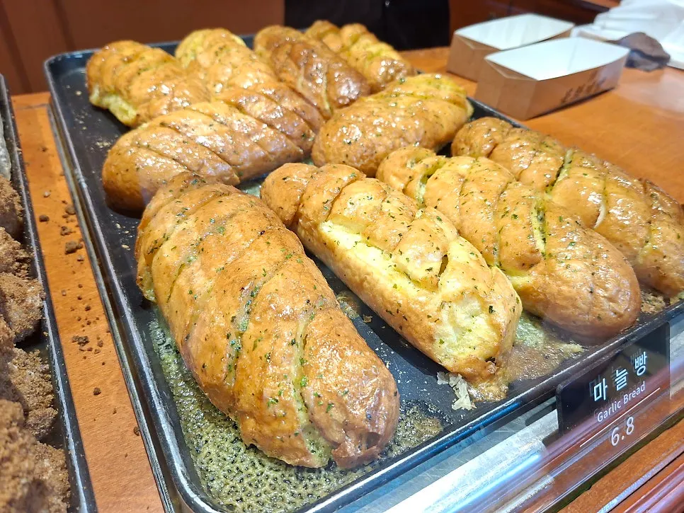 Munhwa Bakery garlic bread served at home with fresh figs