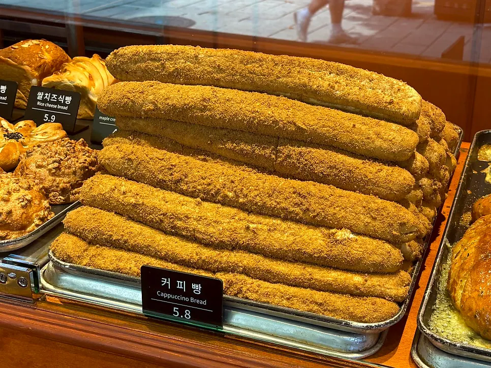 Display case of Munhwa Bakery's signature garlic bread
