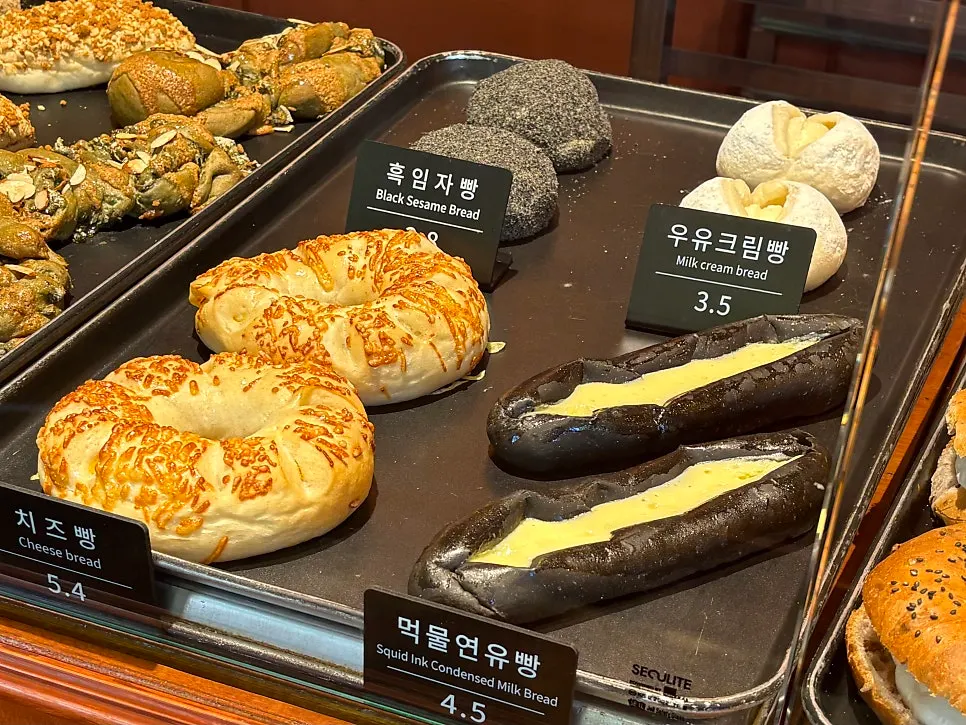 Display corner of onion bagels