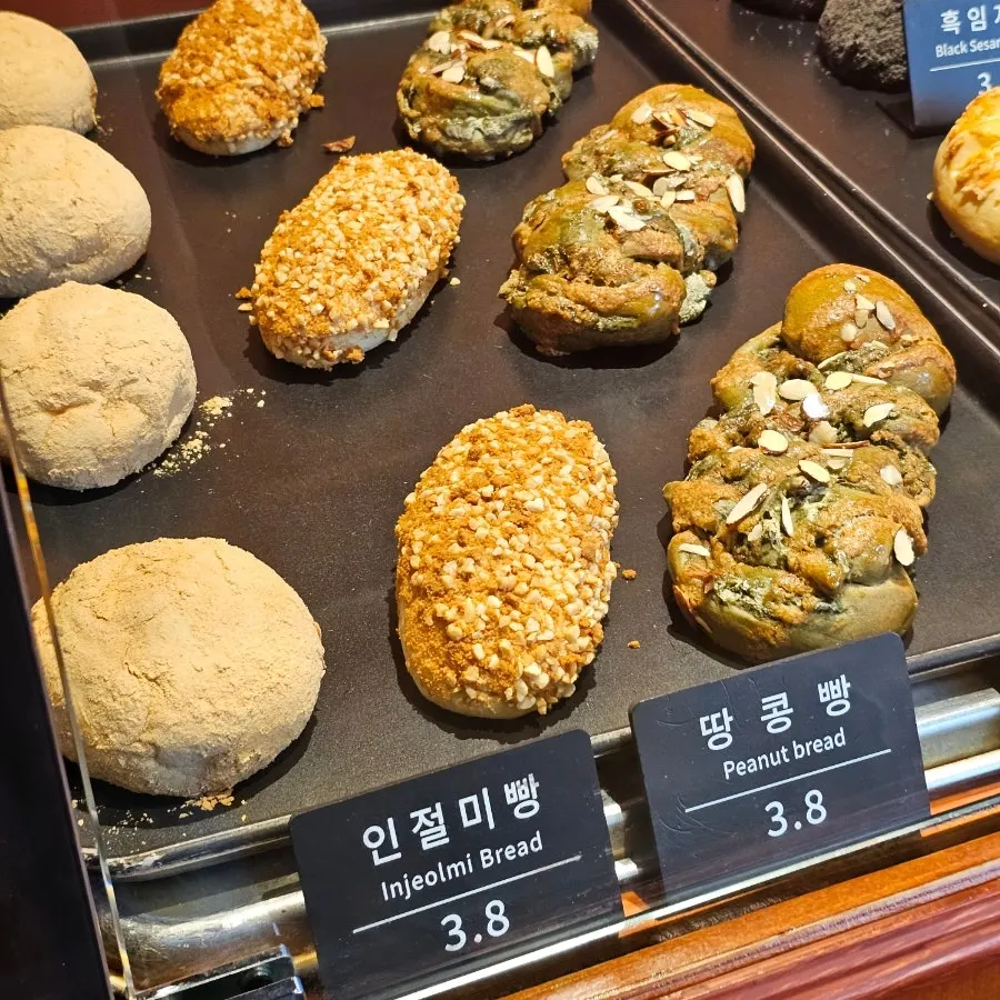 문화제빵 쟁반에 쌓인 갓 구운 빵