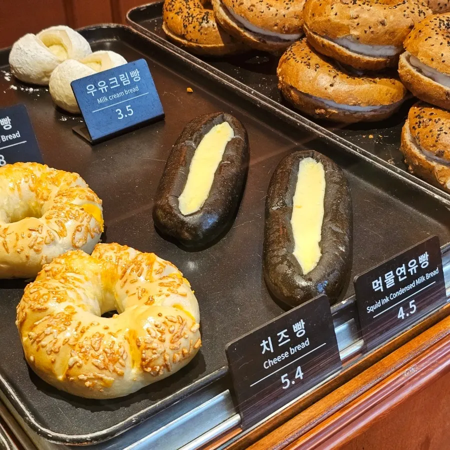 고구마빵과 백앙금빵 진열 모습