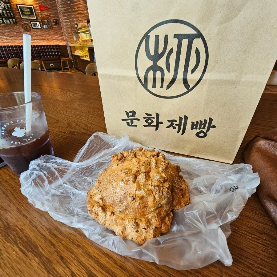 쫀득한 속이 보이는 호두빵 단면