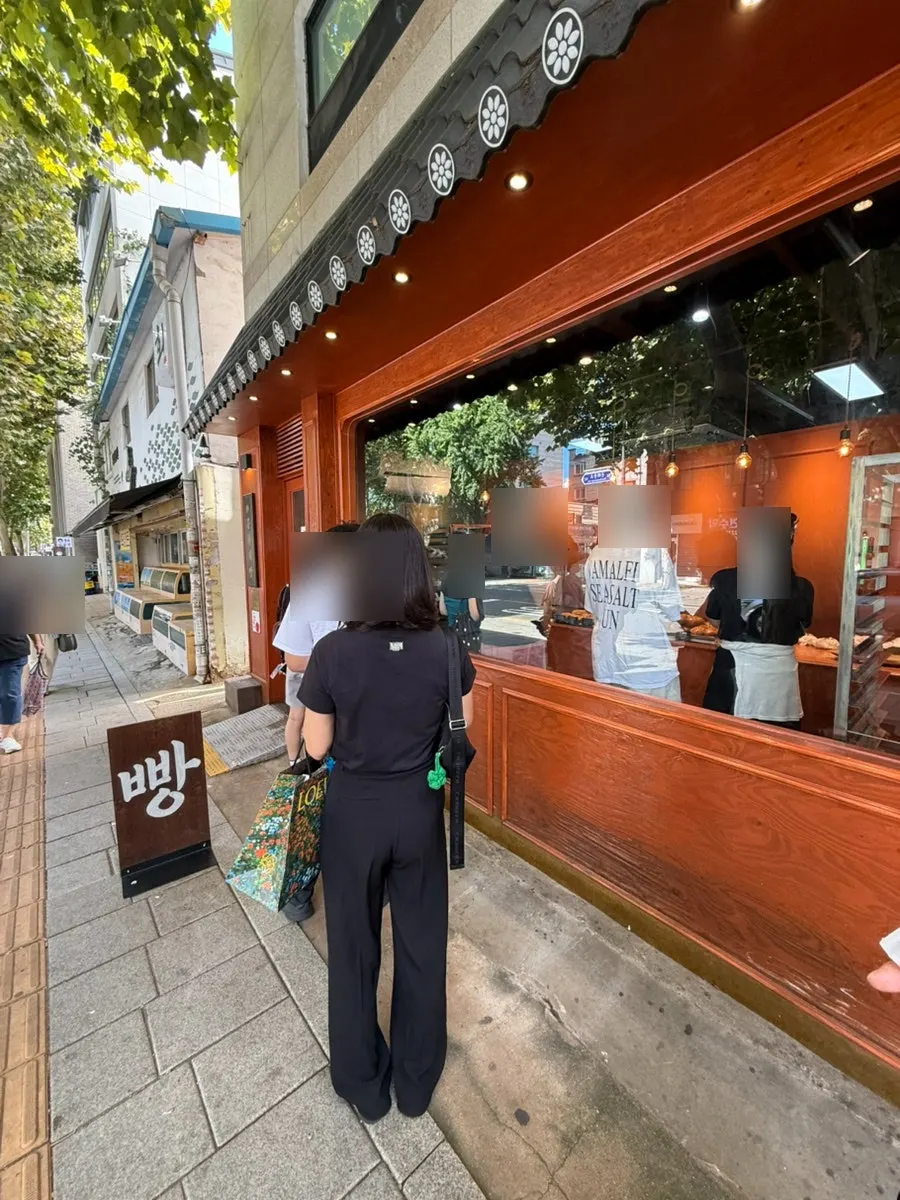 Munhwa Bakery entrance and Jongno 3-ga Station directions
