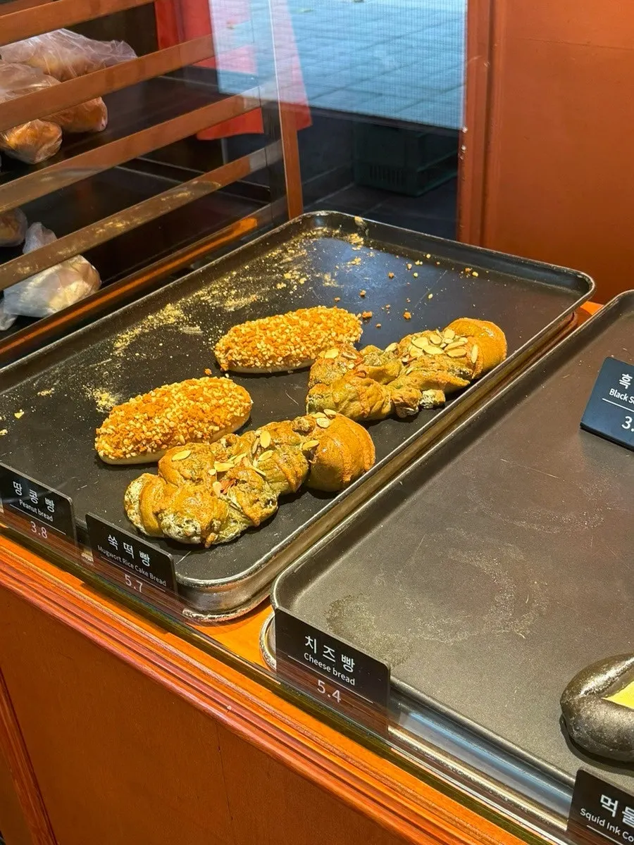 Display of peanut, mugwort rice cake, and cheese breads