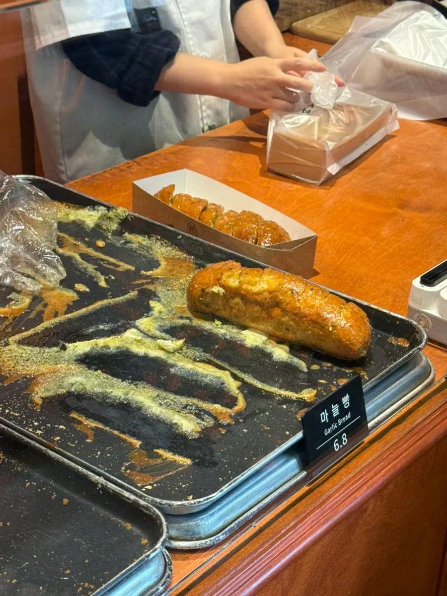 Munhwa Bakery's signature garlic bread