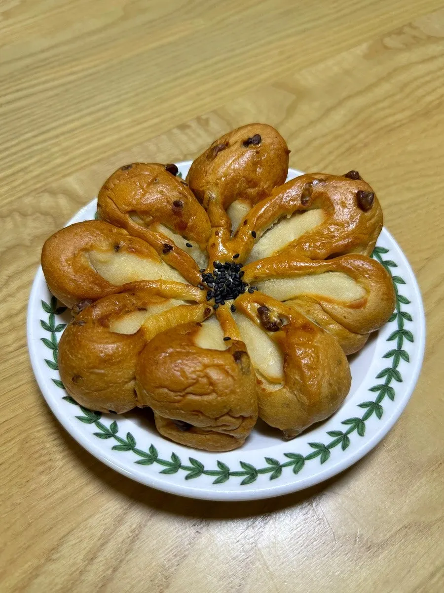 Munhwa Bakery garlic bread soaked with cream