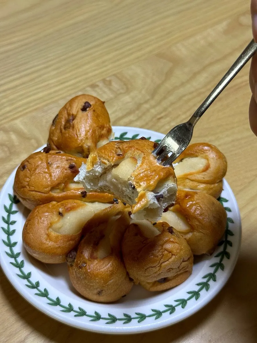 Cross-section of bread filled with white bean paste