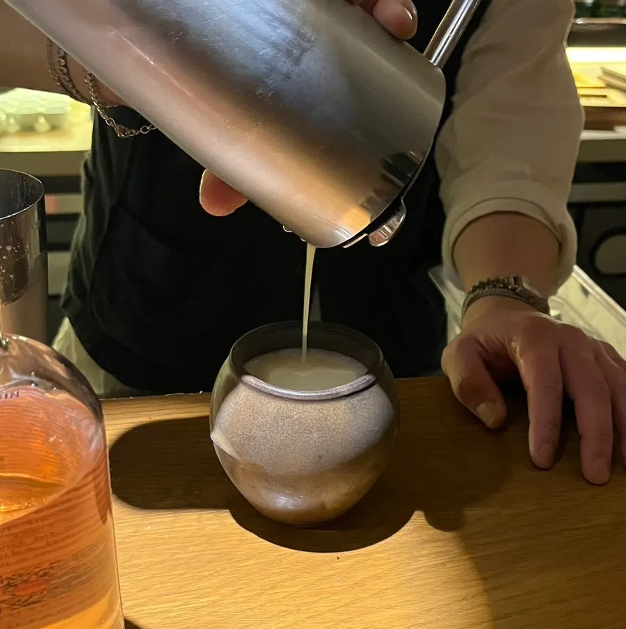 Chusu whisky cocktail served with nurungji crackers