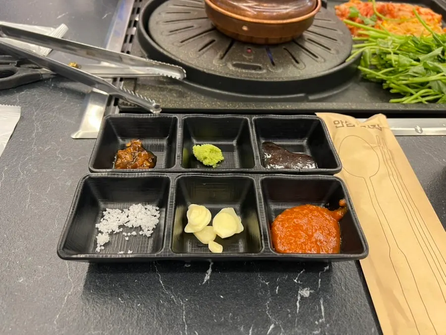 Side dishes and thick-cut black pork