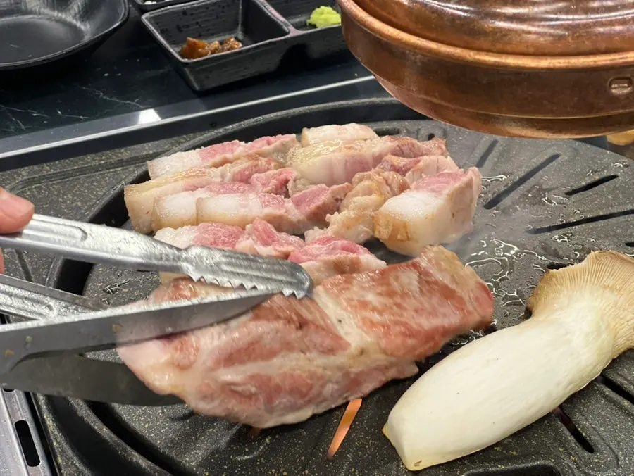 Grilled black pork paired with beer