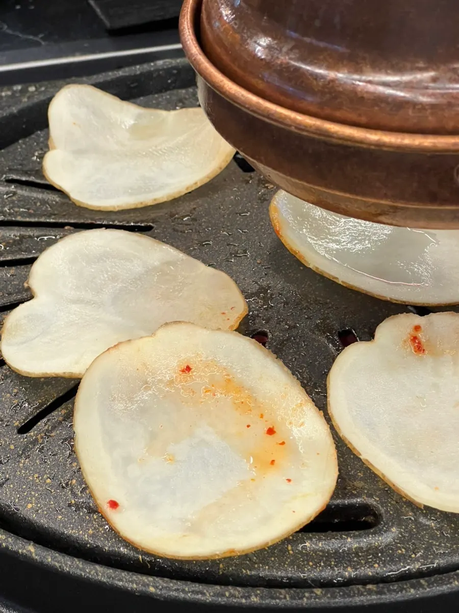 Crispy scorched-rice fried rice on the grill