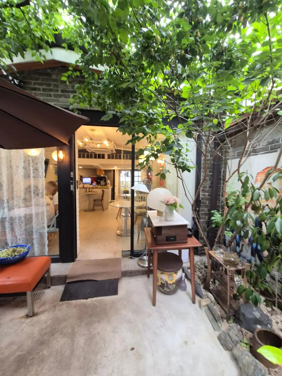 Gu Table's location in the alley behind Boryeong Pharmacy