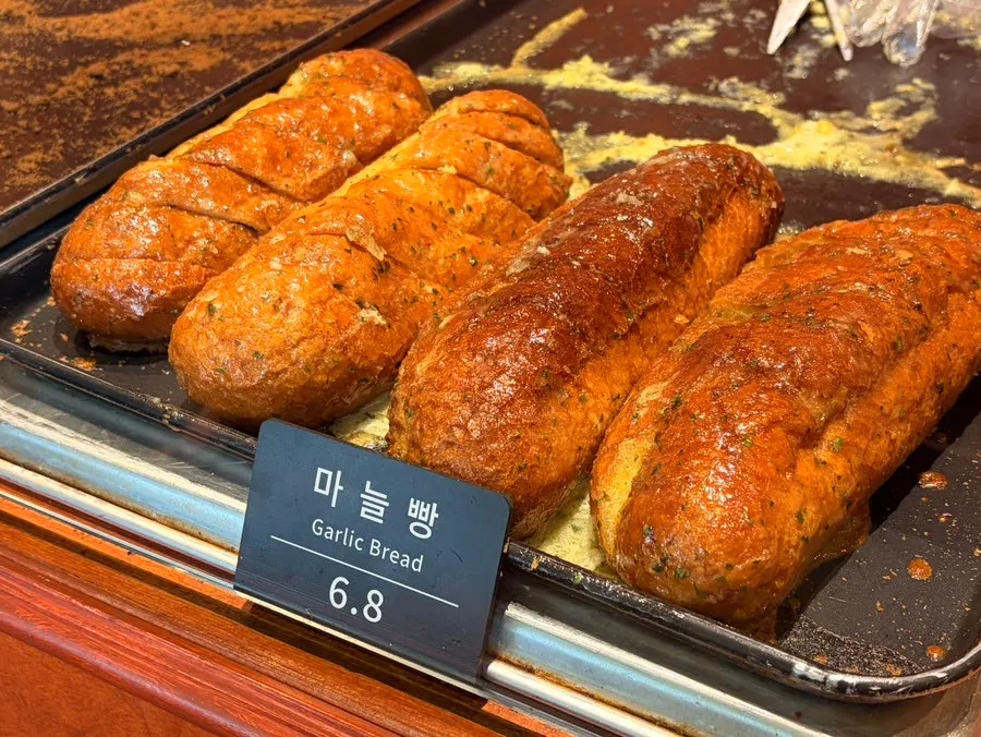 The garlic bread and cheese bagel that were ordered