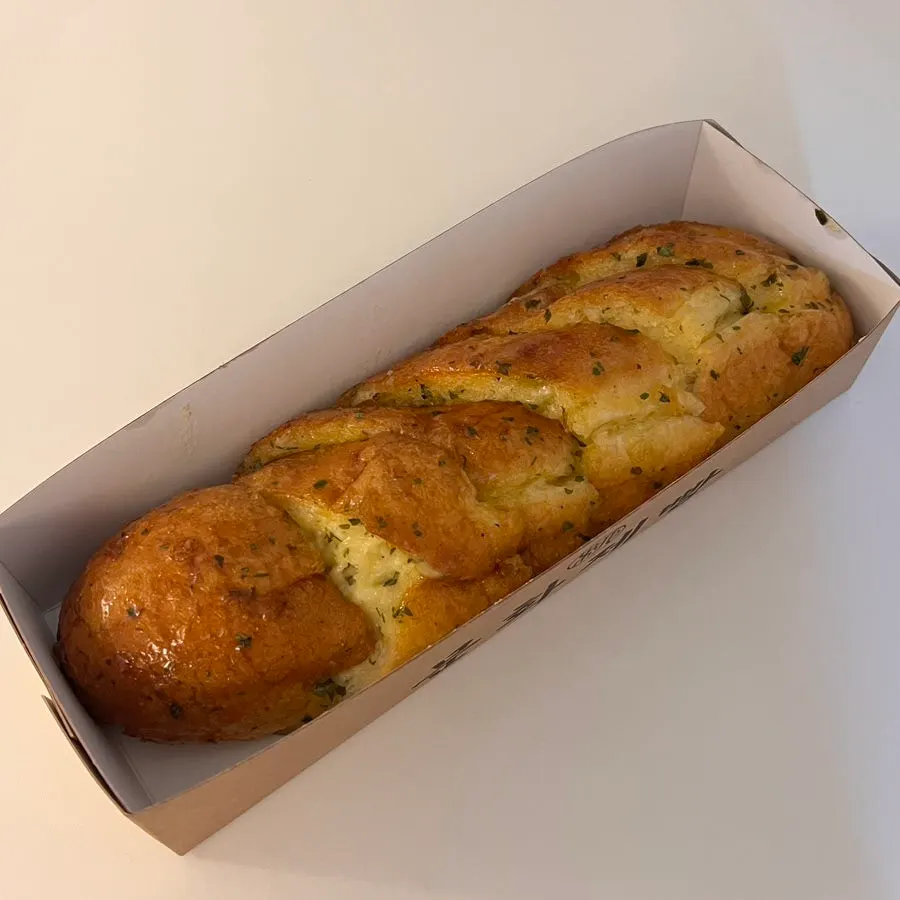 The two breads chosen: garlic bread and cheese bagel