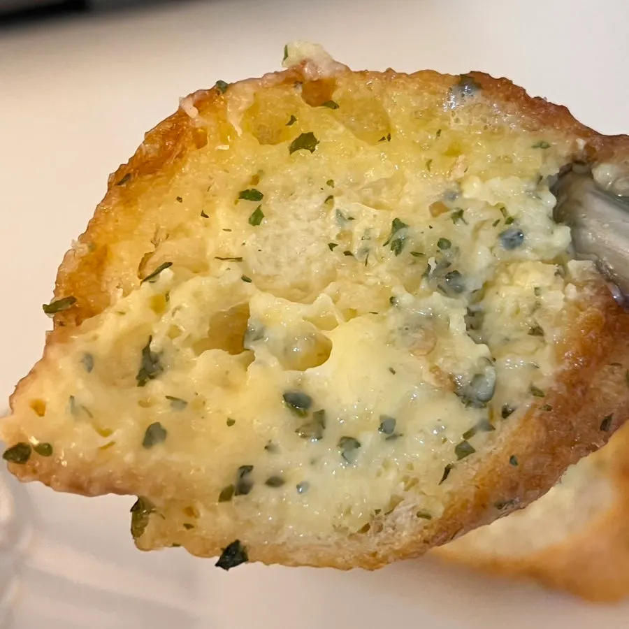 Garlic bread with soft, generous cream