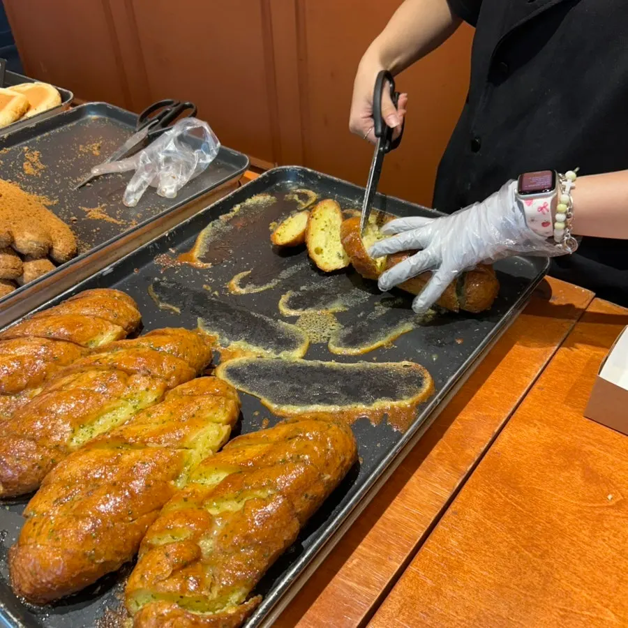 커팅을 요청한 마늘빵