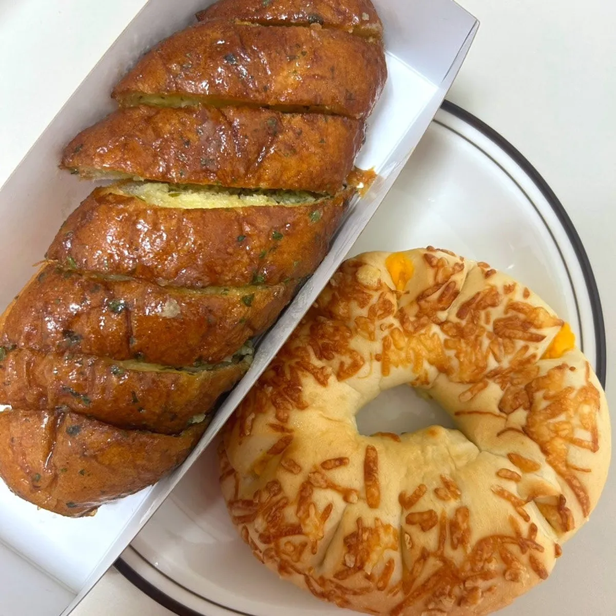 함께 구매한 마늘빵과 치즈빵