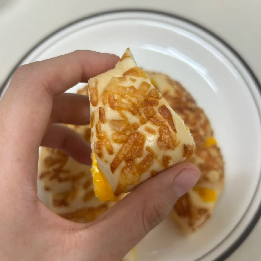 치즈빵 위쪽 치즈 토핑 클로즈업