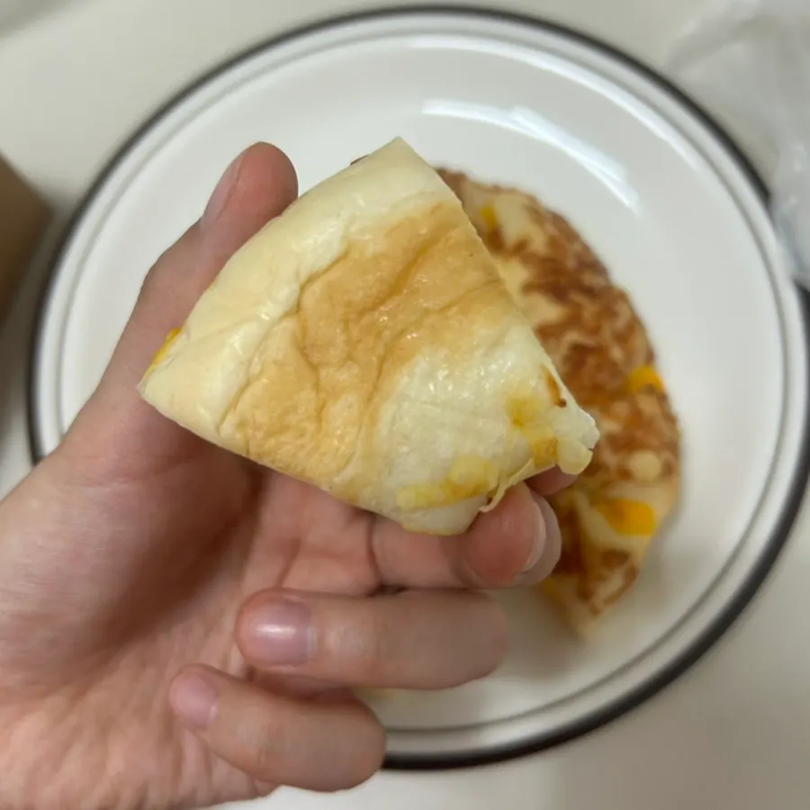 쫄깃한 빵결과 치즈가 보이는 치즈빵