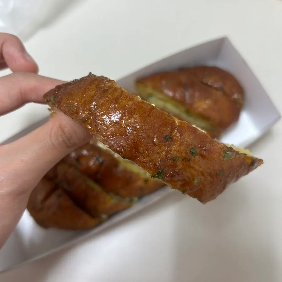 도톰하게 썰린 마늘빵 조각