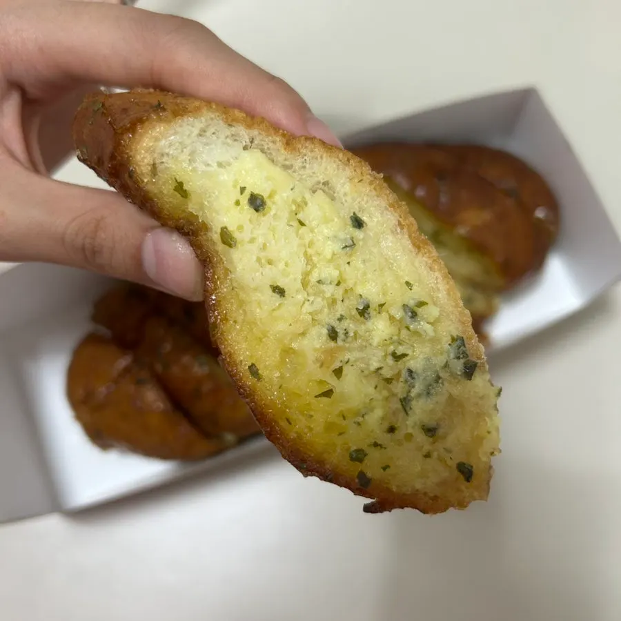 마늘 소스에 절여진 마늘빵 클로즈업